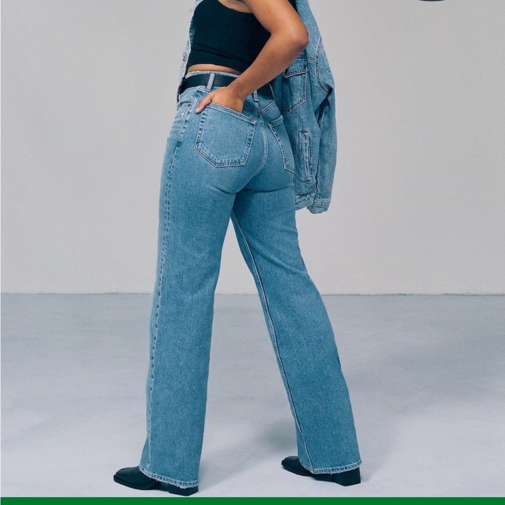 Abercrombie Curve Love 90s Relaxed Jean High Rise